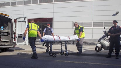 The body of Abdelouahab Taib is transported in Cornellà.