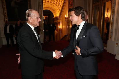 O príncipe Philip, duque de Edimburgo, cumprimenta o ator Tom Cruise durante um jantar em comemoração ao 75º aniversario da ONG Outward Bound Trust, no palácio de Buckingham (Londres), em 8 de março de 2017.