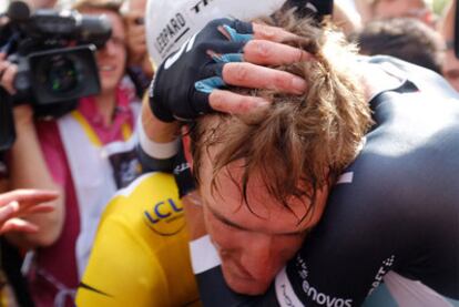 Andy Schleck es consolado por su hermano mayor, Frank, tras perder el Tour.