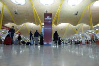 Vista del interior de la T4 del Aeropuerto de Madrid-Barajas. EFE/Archivo
