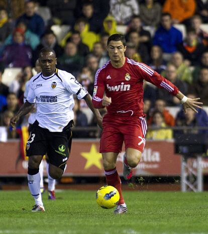 Cristiano controla el balón por delante del valencianista Miguel.