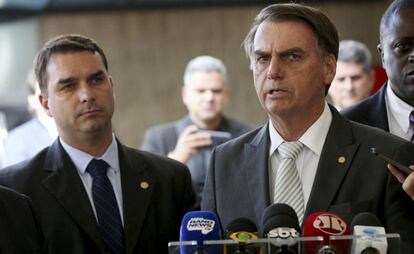 O então presidente eleito, Jair Bolsonaro, e seu filho Flávio, em novembro de 2018