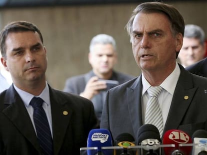 O então presidente eleito, Jair Bolsonaro, e seu filho Flávio, em novembro de 2018