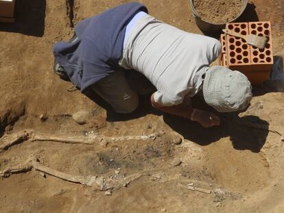 Anthropologist Victoria Peña with the bones found at the Tartessos site in Badajoz.