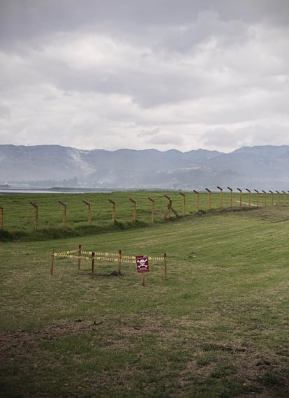 Dieciocho hectáreas de tierra al interior de una fábrica militar han sido destinadas para probar nuevas tecnologías en pro del desminado. En una de las áreas del campo, con las debidas medidas de seguridad, se realizan las detonaciones