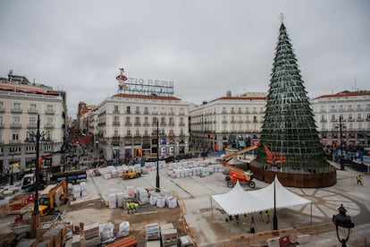 Vista panorámica de las obras de la Puerta del Sol junto al árbol de Navidad, este lunes. 