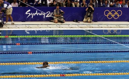 Eric Moussambai nadando una de las series de 100 metros libres masculinos en los Juegos Olímpicos de Sidney 2000.