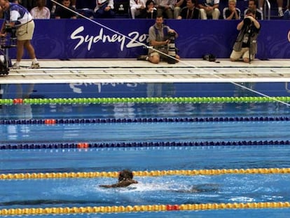 Eric Moussambai nadando una de las series de 100 metros libres masculinos en los Juegos Olímpicos de Sidney 2000.