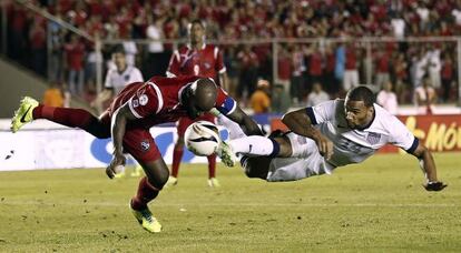 Terrance Boyd (right) and Panama&#039;s Roberto Chen vie for the ball in the USA&#039;s 3-2 win. 