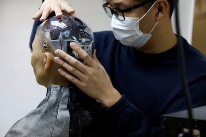 Un ingeniero ajustaba una pieza de la cabeza del robot humanoide Sophia, desarrollado por Hanson Robotics en Hong Kong.