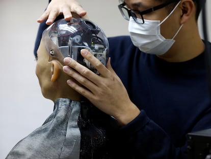 Un ingeniero ajustaba una pieza de la cabeza del robot humanoide Sophia, desarrollado por Hanson Robotics en Hong Kong.