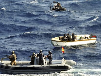 Soldados espa&ntilde;oles detienen a unos piratas frente a las costas de Somalia.