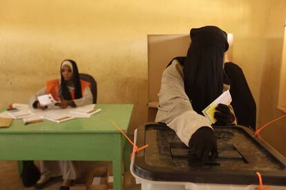 Una sudanesa emite su voto en un colegio electoral de Hosh Bannaga, lugar de origen del presidente Omar al-Beshir, durante el segundo día de elecciones.