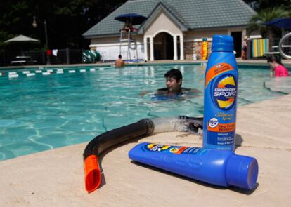 Un niño, con un factor protector 100, juega en una piscina de Montgomery, Alabama.