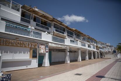 Locales comerciales cerrados, en las inmediaciones de la playa de las Vistas, en Tenerife.
