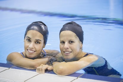 Ona Carbonell y Paula Klamburg en las piscinas del centro de Alto Rendimiento de Sant Cugat del Valles.