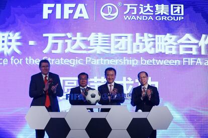 El presidente de Wanda, Wang Jianlin, junto a varios directivos de la FIFA y de la Asociación China de Fútbol, durante la ceremonia de anuncio del acuerdo de patrocinio