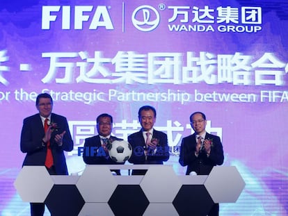 El presidente de Wanda, Wang Jianlin, junto a varios directivos de la FIFA y de la Asociaci&oacute;n China de F&uacute;tbol, durante la ceremonia de anuncio del acuerdo de patrocinio