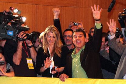 Joan Laporta celebra el resultado con  la candidata Anna Arqué.