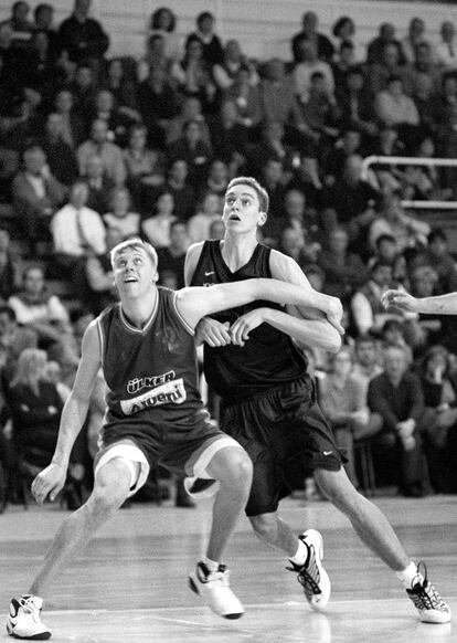 Pau Gasol (derecha) en una jugada del partido entre Barcelona y Ulker Estambul de la Copa de Europa, el 9 de marzo de 2000.