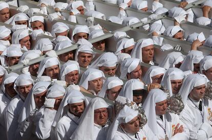 Portadores de la Virgen del Rocío.