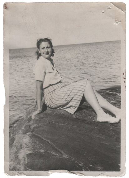 La poeta, en una imagen de juventud al borde del mar.