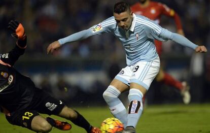 Iago Aspas remata contra l'Espanyol.