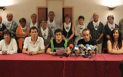Miembros de Alternatiba, ANV y el sindicato Ehne comparecen ante la prensa ayer en San Sebastián. Detrás, representantes de Etxerat.