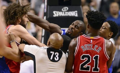 Ibaka y Robin Lopez se pelean en el Toronto-Chicago.