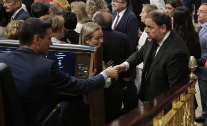 Sánchez saluda a Junqueras desde su escaño, este martes.