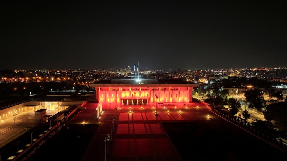 La Knesset, el parlamento israel, se ilumina de naranja en recuerdo a los Bibas.