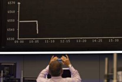 Una pantala muestra un gráfico con la caída sufrida por el índice DAX 30 en el edificio de la bolsa de Fráncfort (Alemania). EFE/Archivo