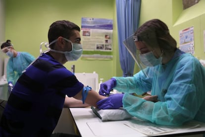 Una enfermera extrae sangre de un ciudadano que en su día fue diagnosticado de covid 19 por síntomas pero no se pudo hacer la prueba. Ahora forma parte de un estudio de seroprevalencia de Osakidetza (servicio de salud vasco) a 4.000 ciudadanos del País Vasco.