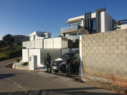 Agentes de la Guardia Civil en uno de los registros de la operación desplegada hoy en Andalucía.