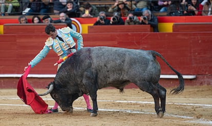 Daniel Luque, en la faena de muleta a uno de los toros de Victorino Martín.
