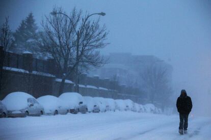 Un peatón camina por una calle de Somerville, Massachusetts