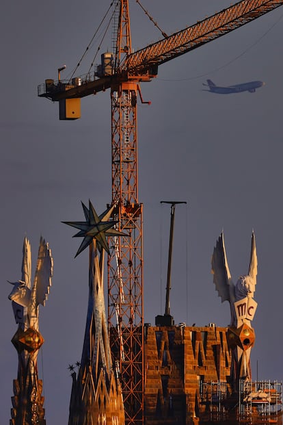 Los terminales de las dos nuevas torres se encenderán por primera vez cuando acabe el concierto. Se trata de las torres de los primeros dos evangelistas, que la junta constructora del templo comenzó a colocar en noviembre.