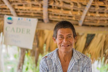 Hipólito García, agricultor de 60 años, señala la superficie del techo que es parte escencial del sistema de captación de agua de lluvia. El agua cae en el techo y por medio de una canaleta se dirige hacia el reservorio de agua que está elaborado de ferrocemento.  Desde 2016, mil familias de Chiquimula han instalado embalses (de hasta 450.000 litros de capacidad) para recoger y almacenar el agua de la lluvia, en un proyecto del Ministerio de Agricultura, Ganadería y Alimentación y la FAO (agencia de la ONU para la alimentación y la agricultura) financiado por la agencia sueca de cooperación. Los sistemas —los hay familiares y comunitarios, y de tres tipos— son relativamente simples. En algunos, como el de García, el contenido se utiliza exclusivamente para el riego. Pero otros sirven también para criar caracoles y peces.