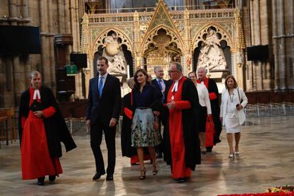 Los Reyes se dirigen a hacer una ofrenda en la abadía de Westminster. 