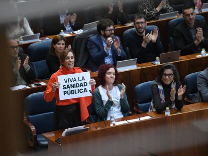 Mónica García en el Pleno de la Asamblea de Madrid con un cartel donde se lee 'Viva la Sanidad Pública'