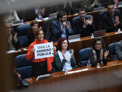 Mónica García en el Pleno de la Asamblea de Madrid con un cartel donde se lee 'Viva la Sanidad Pública'