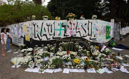 Muros da Escola Estadual Professor Raul Brasil, em Suzano, com homenagens às vítimas do massacre.