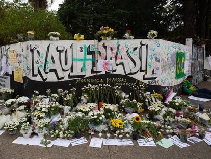 Muros da Escola Estadual Professor Raul Brasil, em Suzano, com homenagens às vítimas do massacre.