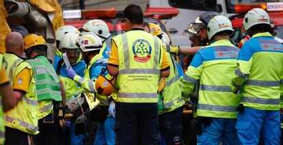 Sanitarios evacuan a uno de los heridos en el derrumbe del hotel Ritz.