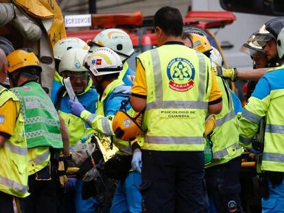 Sanitarios evacuan a uno de los heridos en el derrumbe del hotel Ritz.