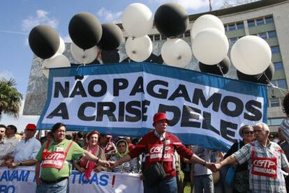 Protesta de los funcionarios protugueses bajo una pancarta que dice: "No pagamos las crisis de otros".