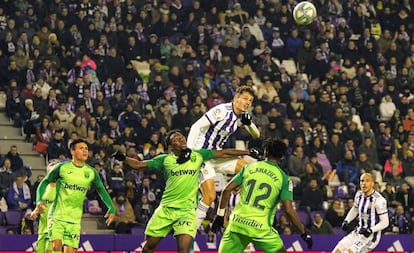 Enes Ünal remata para anotar el segundo gol del Valladolid ante el Leganés.