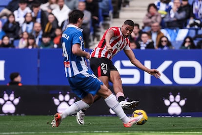 Maroan Sannadi del Athletic Club de Bilbao y Marash Kumbulla del RCD Espanyol en accin durante la liga espa?ola, la Liga EA Sports,