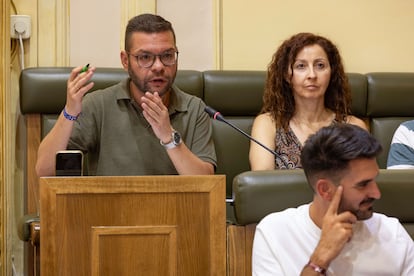 El concejal de Vox en el Ayuntamiento, Juan Agustín Carrillo, durante un momento de su intervención en el pleno de este viernes en Jumilla, Murcia.
