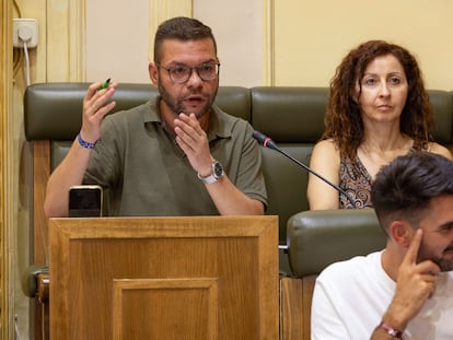 El concejal de Vox, Juan Agustín, durante un momento de su intervención en el pleno de este viernes en el Ayuntamiento de Jumilla.